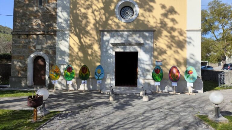 🌷 Slikamo pomlad – velikonočni tulipani pred cerkvijo v Dekanih